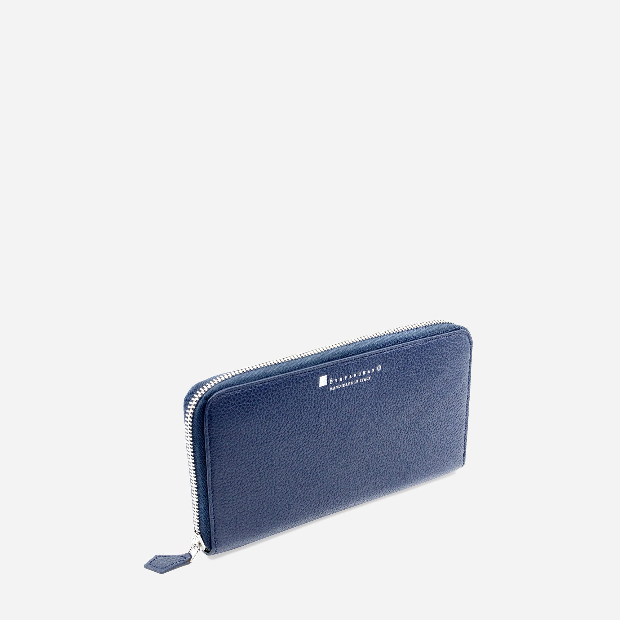 P600 <br> Single zip long wallet in grained calfskin leather
